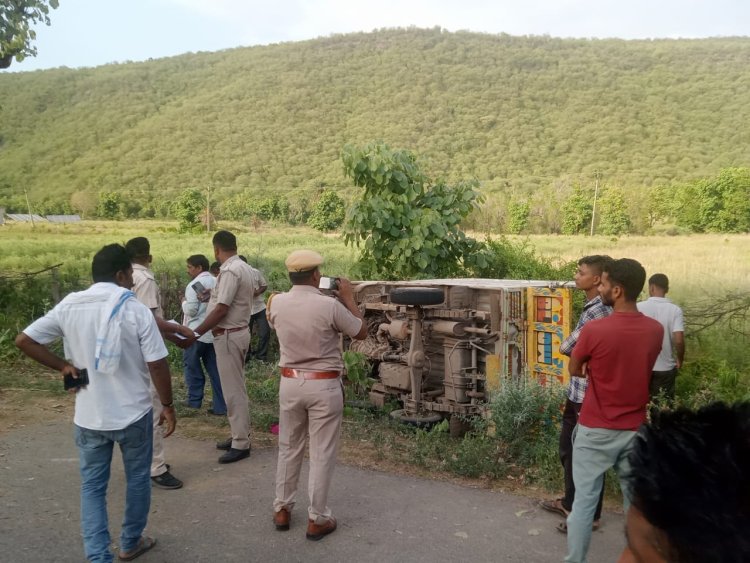 सड़क किनारे पेड़ को टक्कर मारते हुए अनियंत्रित होकर  पलटा महेंद्रा सुप्रो,2 की मौत