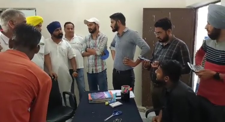 नालियां साफ़ करने से मनरेगा मजदूरों को दिक्कत:आप कार्यकर्ताओं ने किया हस्तक्षेप