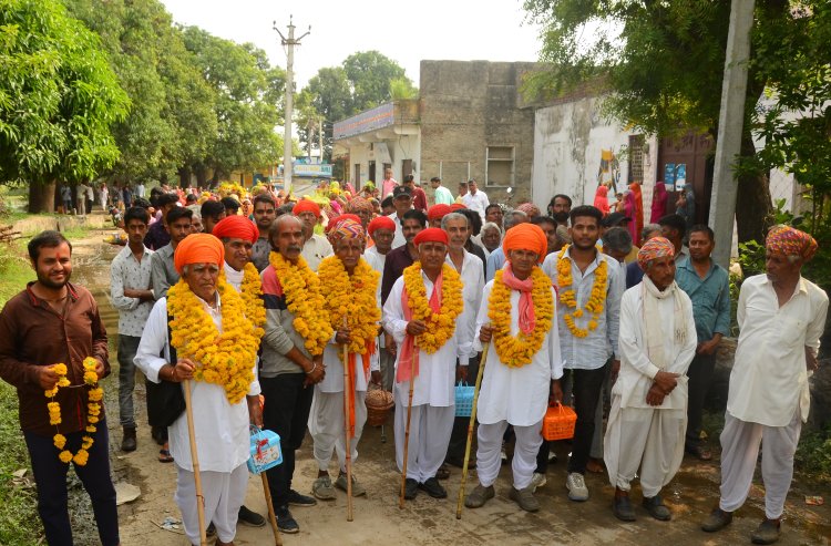 22 दिन की यात्रा यात्रा से लौटे श्रद्धालु, ग्रामीणों ने किया फूल मालाओं से स्वागत