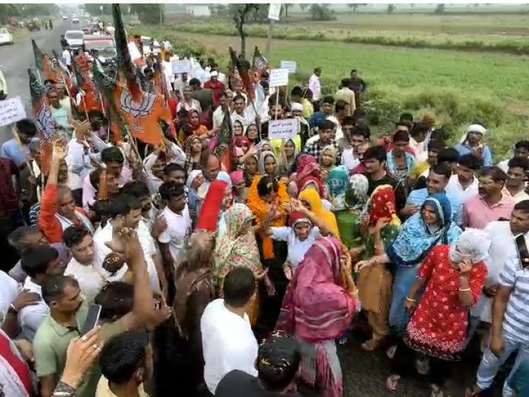 भारी बारिश के बीच डॉ.शानू यादव ने शहीद स्मारक पर पुष्प अर्पित कर बीरनवास से प्रारंभ की दूसरे दिन की  यात्रा