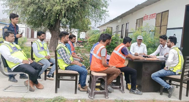 श्रमिकों के स्वास्थ्य की निशुल्क जांच कर दवाइया वितरित की