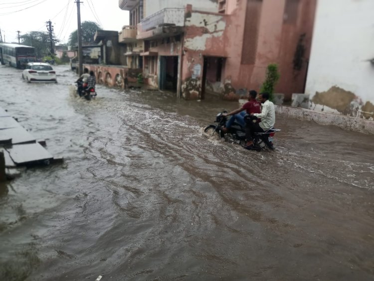 नगरपालिका की ढिलाई से बारिश बनी आफत