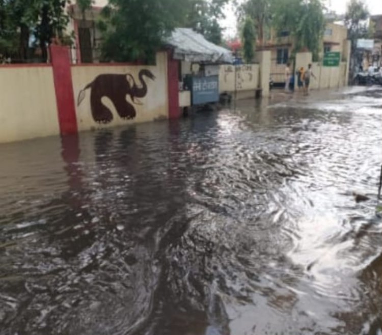 शहर की सफाई का जिम्मा जिनके हाथों में, उन्ही के सामने कीचड़ जमा: नगरपालिका कार्यालय के बाहर नालों से निकल सड़क पर फैली गंदगी