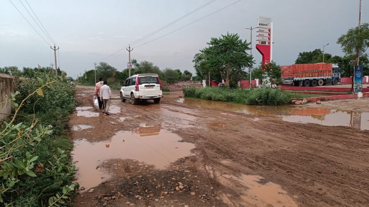 पेट्रोल पंप के सामने उबड़-खाबड़ हुई मुख्य सड़क:  पानी भरने से आए दिन गिर रहे हैं बाइक सवार