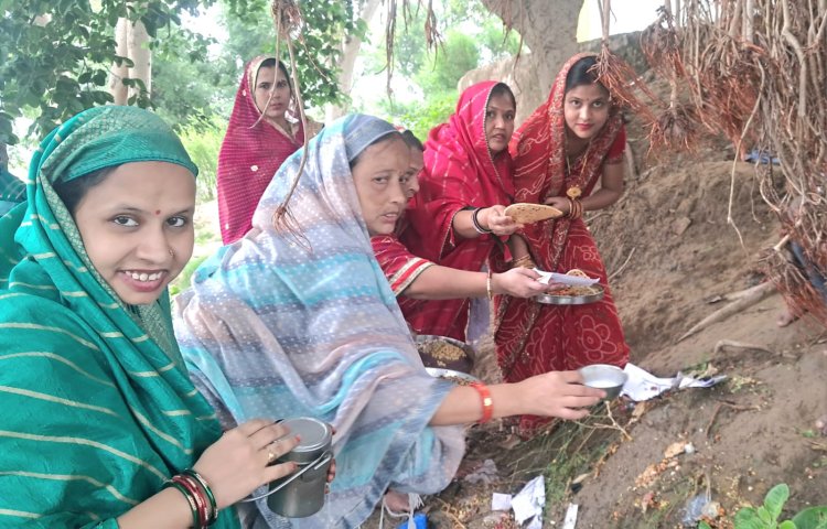 नागों के बम्बी की पूजा के लिए महिला श्रद्धालुओं का उमड़ा जनसैलाब