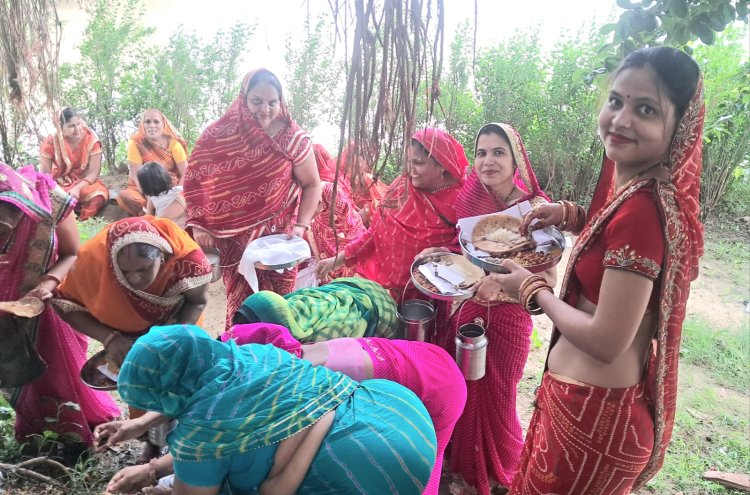 नागों के बम्बी की पूजा के लिए महिला श्रद्धालुओं का उमड़ा जनसैलाब