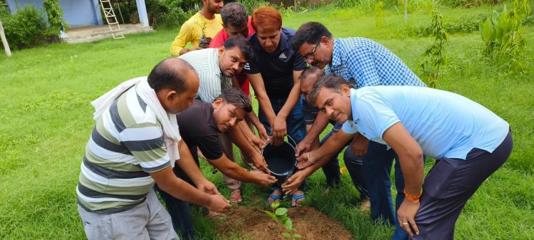 सावन मास में बिल्वपत्र सहित अन्य पौधों का किया रोपण