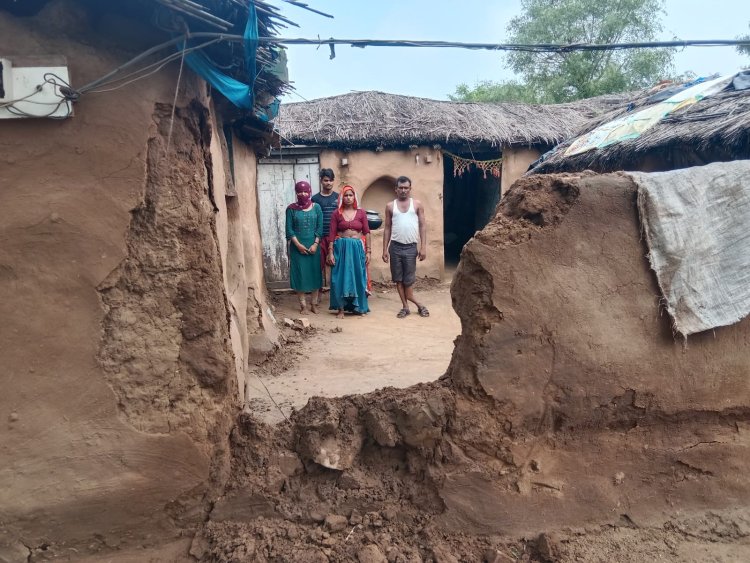 बारिश की भेंट चढ़ा गरीब का आशियाना: दोनो पैरो से विकलांग, प्रसाशन ने नहीं ली सुध