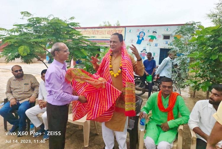 समाजसेवी राकेश जैन ने सरकारी अस्पताल में दिए वाटर कूलर किए भेंट