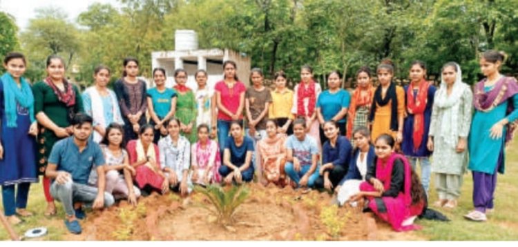 एनएसएस गार्डन में श्रमदान के साथ किया पौधरोपण