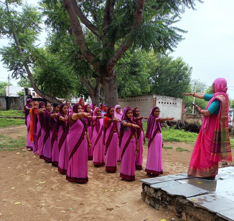 मतदाताओं को जागरूक करने के लिए आंगनबाड़ी कार्यकर्ताओं ने चलाया गांवों में अभियान