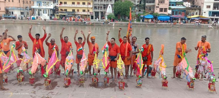 गंगोत्री हरिद्वार से कावड़ लेकर कावड़ यात्री पहुंचे महुआ आज चढ़ाई जाएगी कावट भोले बाबा का गंगाजल से किया जाएगा अभिषेक