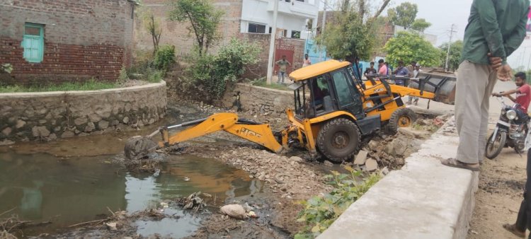 बरसाती नालो की सफ़ाई में जूटा पालिका प्रशासन,जमादार कर रहे है मॉनीटरिंग, ईओ ने परखी व्यवस्था