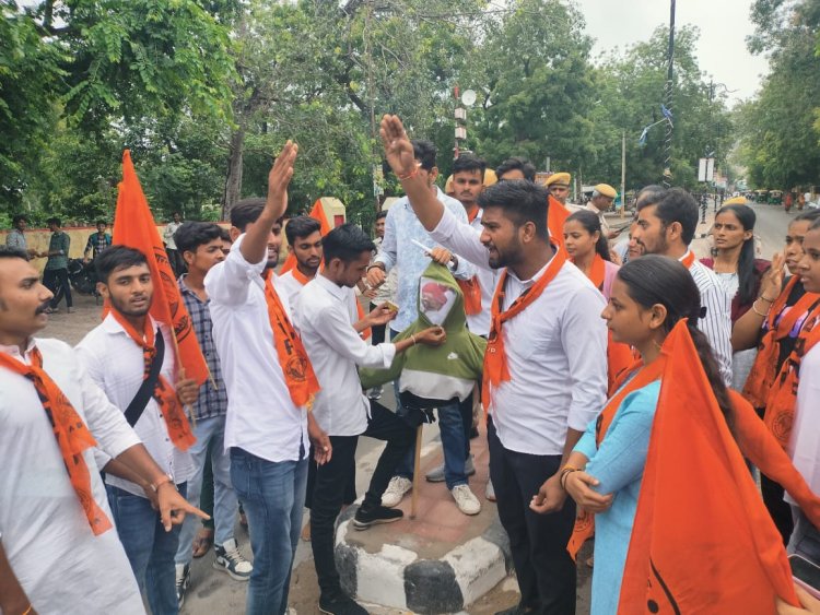 एबीवीपी कार्यकताओं ने विधायक लोढ़ा का पुतला फूंका:एनएसयूआई कार्यकर्ताओं ने की एबीवीपी के खिलाफ नारेबाजी