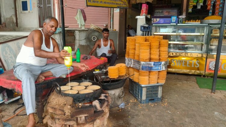 सावन में मिठास घोलने को तैयार है स्‍पेशल घेवर, खुशबू से ही खिं‍चे चले आते हैं लोग