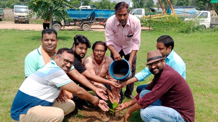 हमने यह ठाना है हर घर पेड़ लगाना है कार्यक्रम के तहत किया वृक्षारोपण