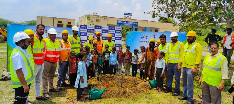 स्कूल में हरियाली के लिए लगाए पौधे, पेड़ बनने तक छात्रों ने लिया सुरक्षा का संकल्प