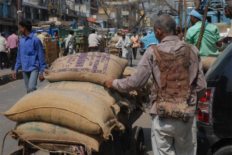 उमस भरी गर्मी से छूट रहा पसीना, मुश्किल हुआ जीना