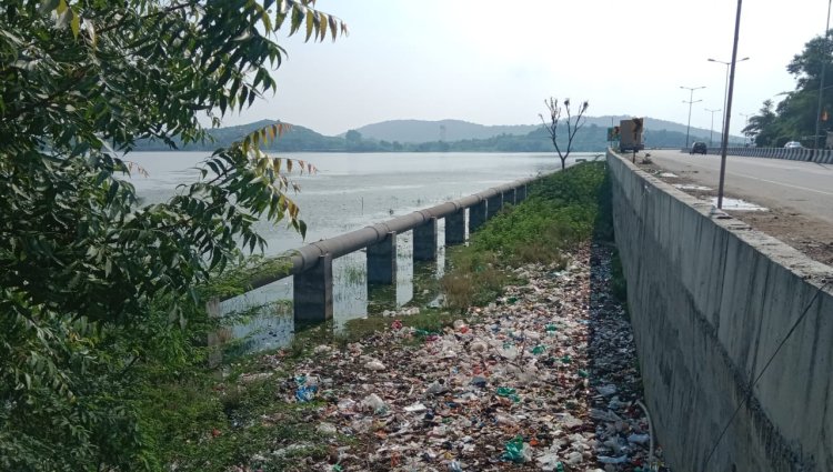 खुबसूरत रणजीत सागर तालाब की डर्टी पिक्चर:ग्राम पंचायत के कचरा प्रबंधन की उपेक्षा के चलते तालाब में कचरा