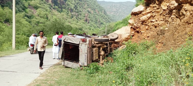 खोह मनसा माता की पहाड़ियों के रास्ते में माता के दर्शन कर वापसी लौटते समय श्रद्धालुओं की भरी जीप पलटने से 10 लोग घायल