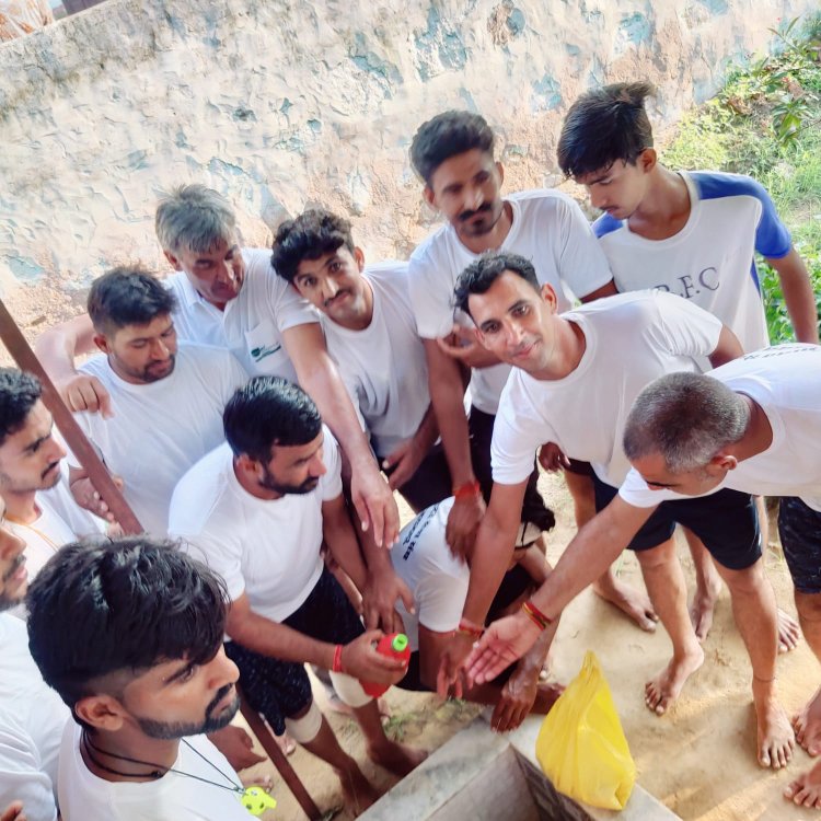 लोहार्गल से लाई डाक कांवड़ संजयनगर भोजासर में स्थित बाबा शिव के मंदिर में  चढ़ाई