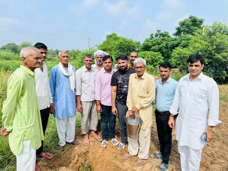 पिता की पुण्यतिथि के अवसर पर हवन पाठ एवं 500 पेड़ वितरण कर दी श्रद्धांजलि