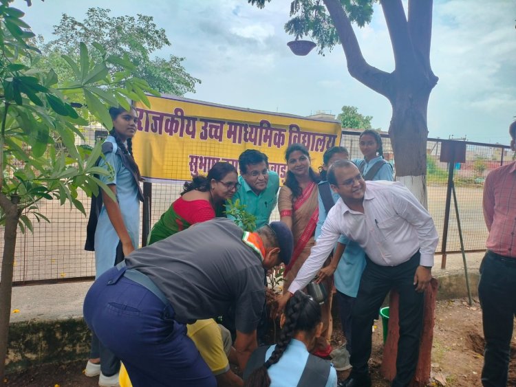 जिला कलेक्टर ने विद्यालय मैं किया पौधारोपण:जांची विद्यालय की शिक्षण व्यवस्था