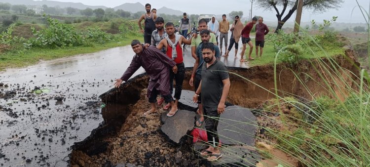 तेज बारिश होने से  बाघोली - पापडा काटली नदी के पास बनी सड़क पानी की बहाव से दो जगह टूटी -सड़क मार्ग बाधित