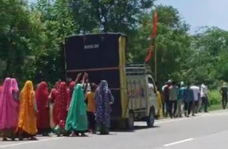 सरपंच नवल किशोर गुर्जर ने पपलाज माता(लालसोट) की पदयात्रा को हरी झण्डी दिखाकर किया रवाना