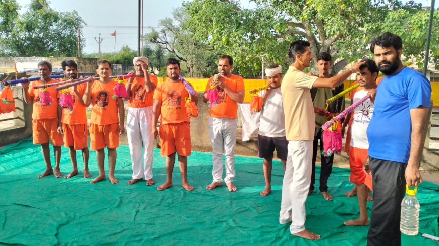 छापौली कुंड से लाई गई कावड़: बाघोली के पुराने शिव मंदिर में हुआ जलाभिषेक