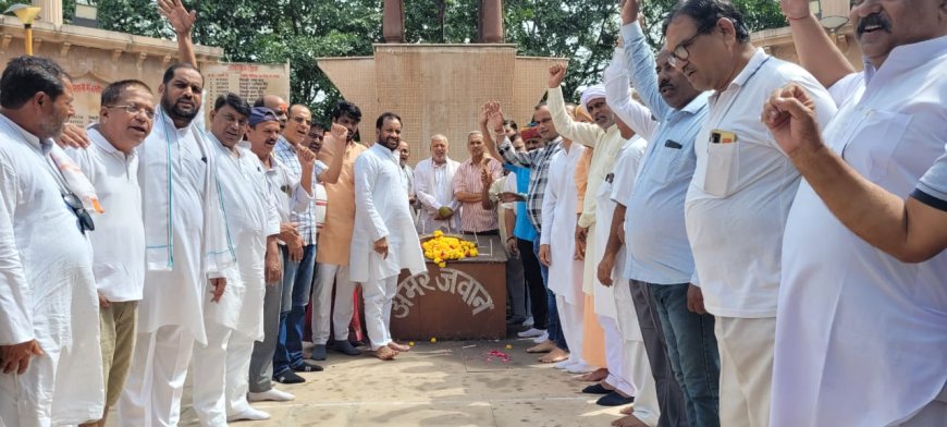 स्वतंत्रता की सशक्त शंखनाद क्रांति दिवस पर कांग्रेसीयों ने दी पुष्पांजलि