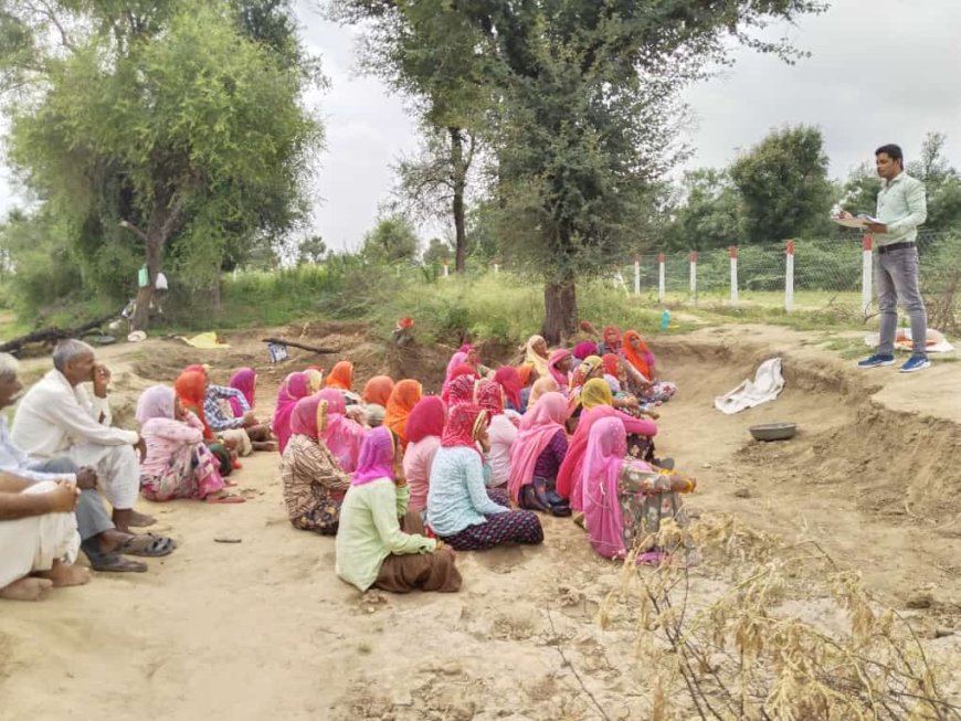 नरेगा श्रमिकों को केंद्र सरकार व राजस्थान सरकार की जनकल्याणकारी योजनाओं की जानकारी देकर किया जागरूक