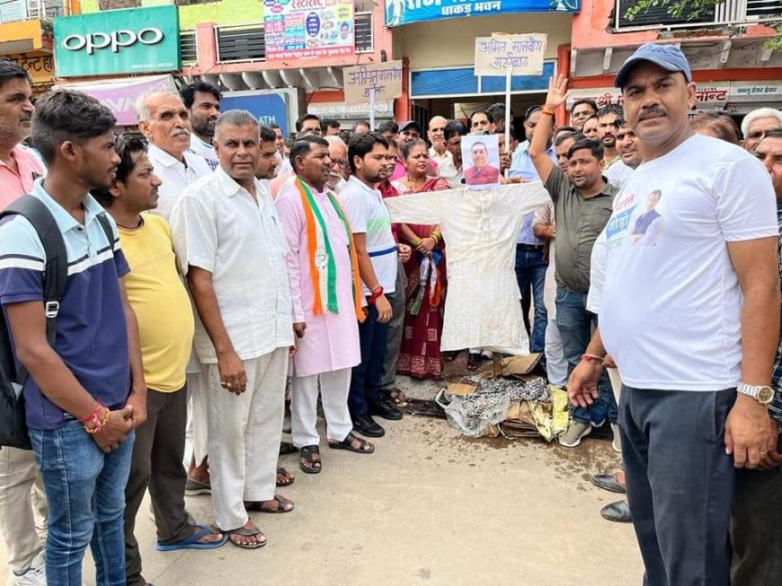 बीजेपी के राष्ट्रीय संयोजक अमित मालवीय का फूंका कांग्रेस कार्यकर्ताओं ने पुतला