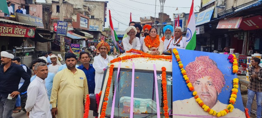 351ट्रैक्टरों के साथ निकली भाईचारा ट्रैक्टर रैली :भाईचारा ट्रैक्टर रैली के माध्यम से दिया राजनैतिक संकेत