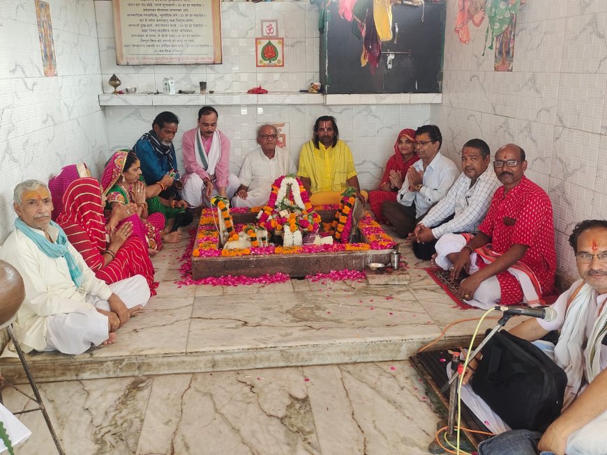 हर-हर महादेव के जयकारों के साथ शिव मंदिर पर जलाभिषेक