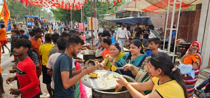 कांवड़ियों के लिए लगा दातागंज में अनोखा शिविर, महिलाएं संभालती दिखी भंडारे की कमान