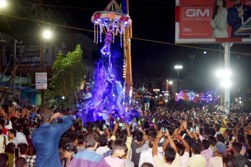 स्टार क्लब ने दही हांडी फाेड़ी, पूर्व प्रधान मेवाड़ा ने टीम काे 11 हजार व ट्राॅफी से नवाजा