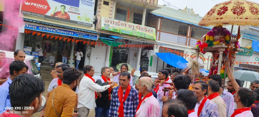 गाजे बाजे के संग बोलीदाता ले गए भगवान गणपति को, गूंजे जयकारें