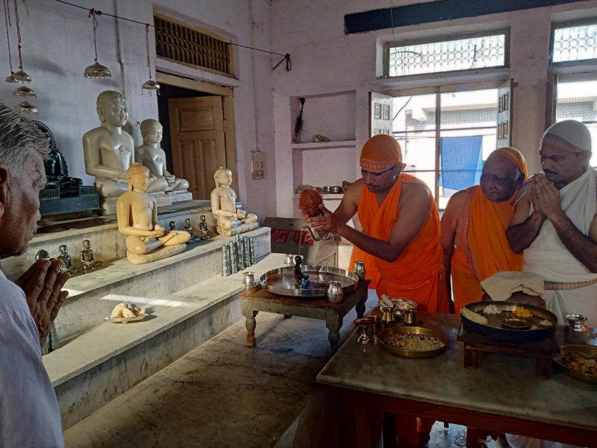 जैन मंदिर में अभिषेक के बाद हुआ पूजन, उत्तम क्षमा के लिए की गई प्रार्थना