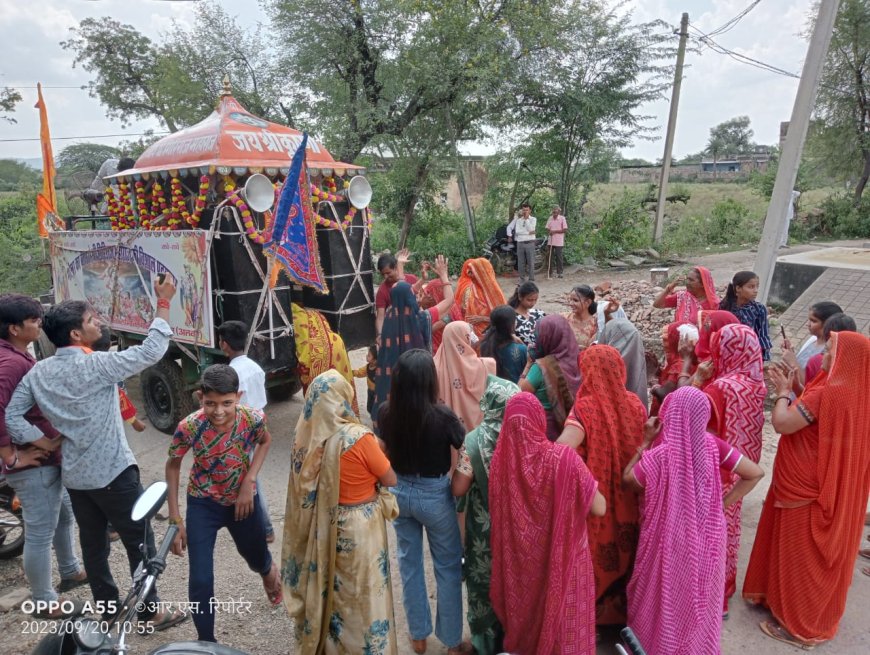 गोलाकाबास से शुरू हुई श्री गिरिराज जी महाराज की 21वीं ध्वज पद यात्रा