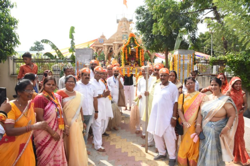 नौगांवा ठाकुर जी के बेवाण में उमड़ा जन सैलाब:  घर-घर भक्तों को हुए अनूठे दर्शन  सांवलिया सेठ को पहनाई चांदी की पौशाक