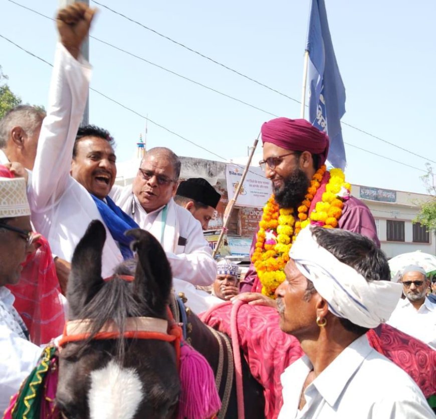 जय भीम का नारा है भारत देश व संविधान हमारा है के नारों के साथ पुष्प वर्षा कर किया ईद ए मिलादुन्नबी के जुलूस का स्वागत