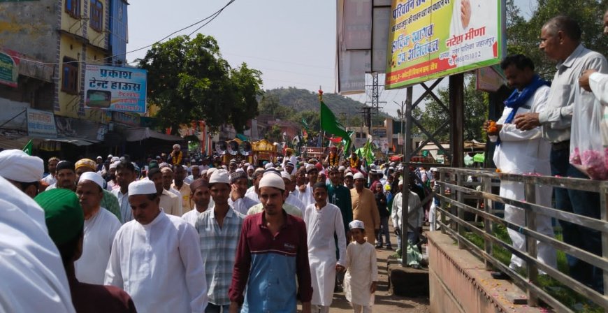 जय भीम का नारा है भारत देश व संविधान हमारा है के नारों के साथ पुष्प वर्षा कर किया ईद ए मिलादुन्नबी के जुलूस का स्वागत