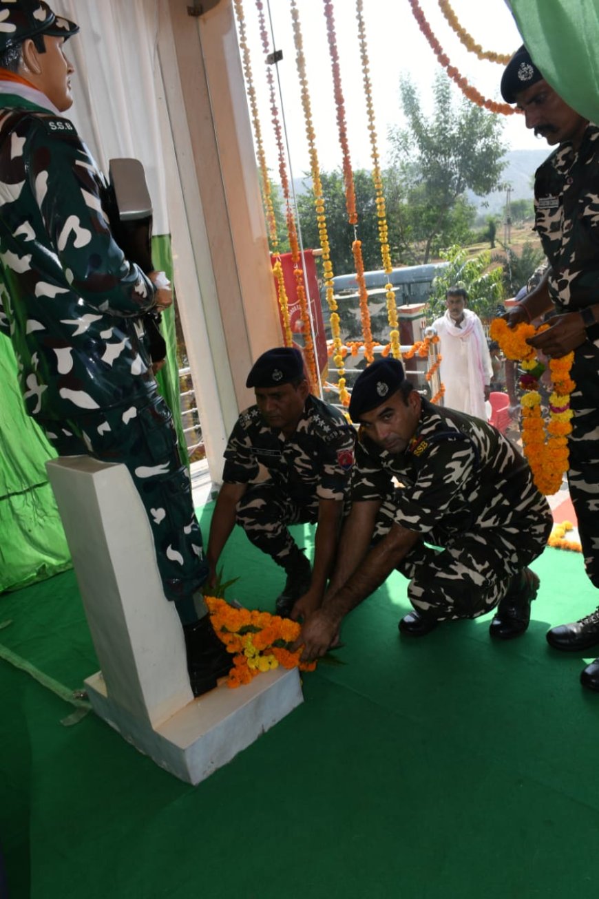 सीमा बल के अमर शहीद कांस्टेबल को दी श्रद्धांजलि