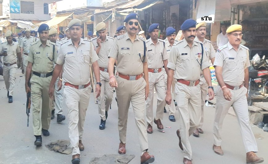 निष्पक्ष एवं भय  मुक्त मतदान को लेकर सीआरपी, पुलिस व प्रशासन ने निकाला फ्लैग मार्च