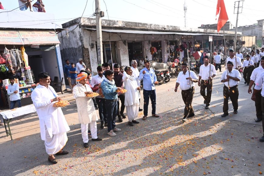 मंडावर में पद संचलन पर स्वयंसेवक संघ के स्वयंसेवको  पर  पुष्प वर्षा कर किया स्वागत सम्मान