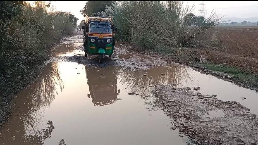 जिला मुख्यालय खैरथल से गावों के जुड़े  क्षतिग्रस्त सड़क मार्ग दे रहा है बड़ी अनहोनी होने का संकेत