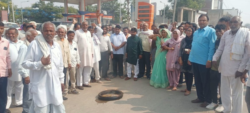 खेड़ली स्थित विधायक बाबूलाल बैरवा ने अपने निज निवास पर कांग्रेस कार्यकर्ताओं की ली बैठक,  टिकिट काटने को लेकर टायर जलाकर कार्यकर्ताओं ने किया विरोध प्रदर्शन