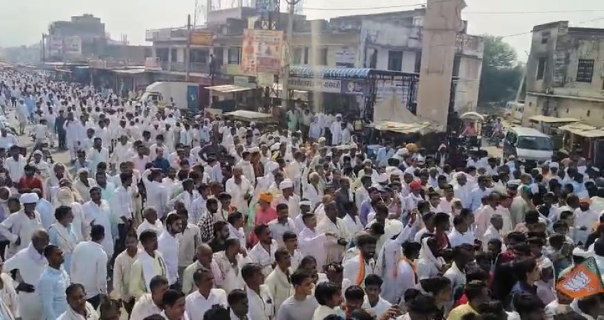 भाजपा के टिकट पर दावेदारी कर रहे विधायक प्रत्याशी हेमसिंह भड़ाना हजारों कार्यकर्ताओं के साथ नामांकन दाखिल करने पहुंचे निर्वाचन कार्यालय