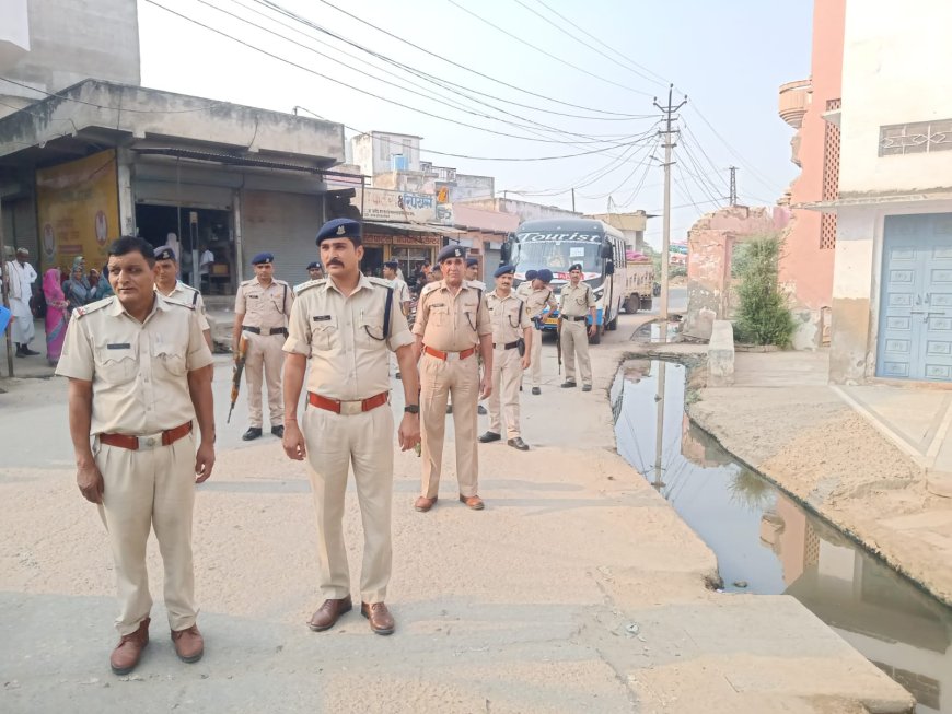 चुनाव में शांति बनाए रखने के लिए पुलिस ने निकाला फ्लैग मार्च